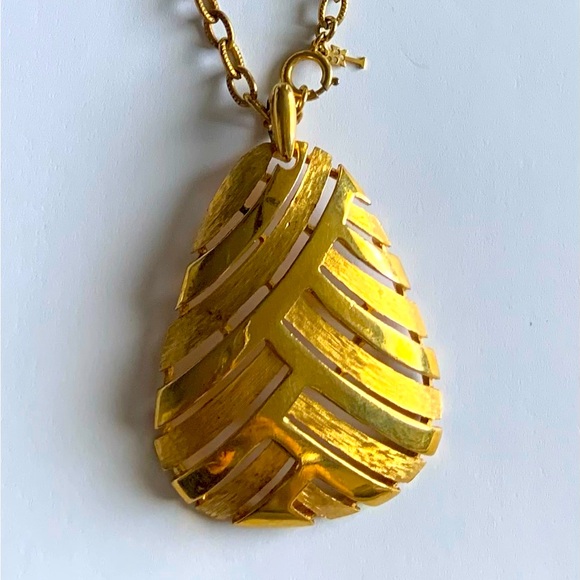 Signed crown trifari pendant necklace with textured metal design - Picture 3 of 6